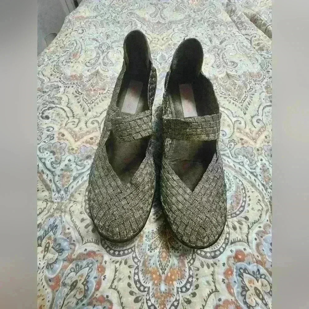 Bare Traps women's clog style shoe size 7